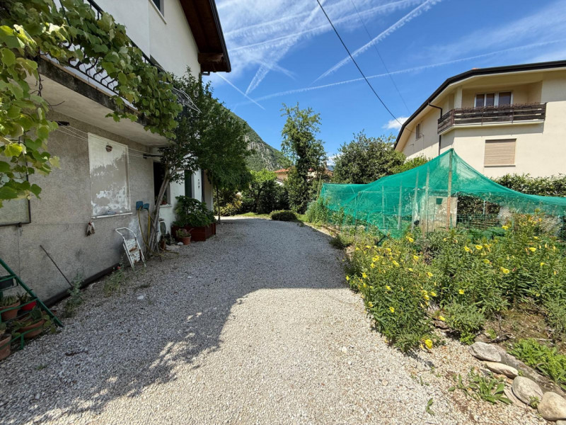 In posizione tranquilla e riservata, proponiamo in vendita casa indipendente circondata da terren...