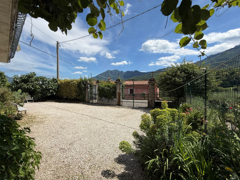 In posizione tranquilla e riservata, proponiamo in vendita casa indipendente circondata da terren...