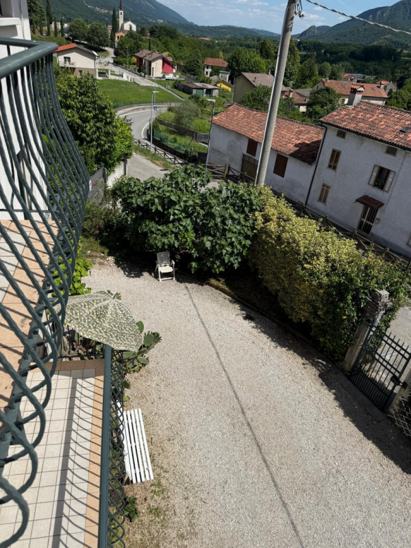 In posizione tranquilla e riservata, proponiamo in vendita casa indipendente circondata da terren...