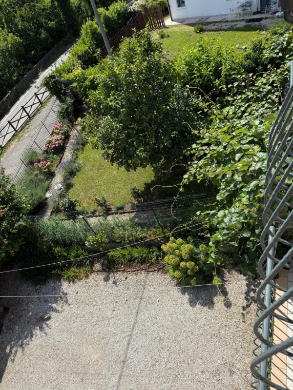 In posizione tranquilla e riservata, proponiamo in vendita casa indipendente circondata da terren...