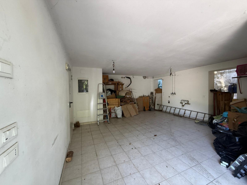 In posizione tranquilla e riservata, proponiamo in vendita casa indipendente circondata da terren...