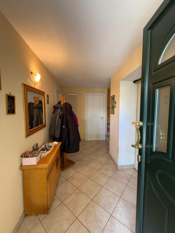 In posizione tranquilla e riservata, proponiamo in vendita casa indipendente circondata da terren...