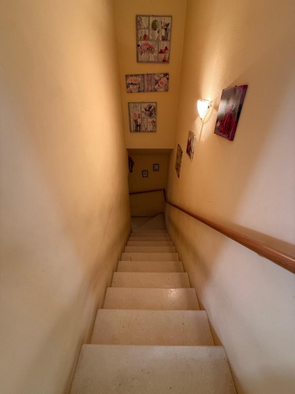 In posizione tranquilla e riservata, proponiamo in vendita casa indipendente circondata da terren...