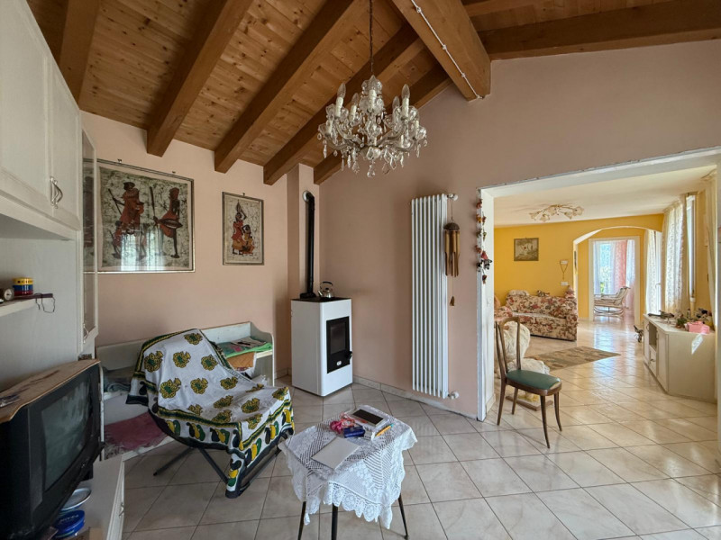 In posizione tranquilla e riservata, proponiamo in vendita casa indipendente circondata da terren...