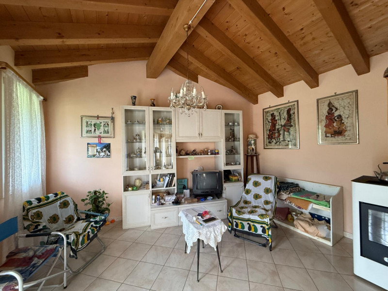 In posizione tranquilla e riservata, proponiamo in vendita casa indipendente circondata da terren...