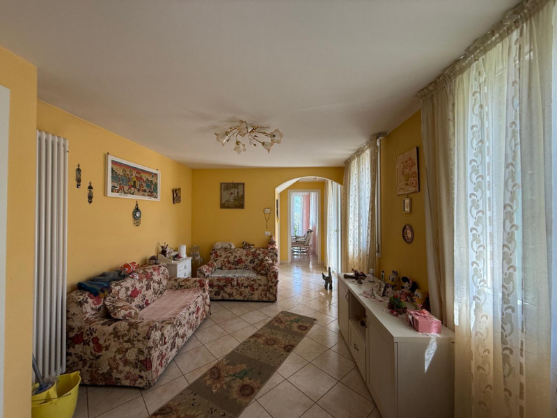 In posizione tranquilla e riservata, proponiamo in vendita casa indipendente circondata da terren...
