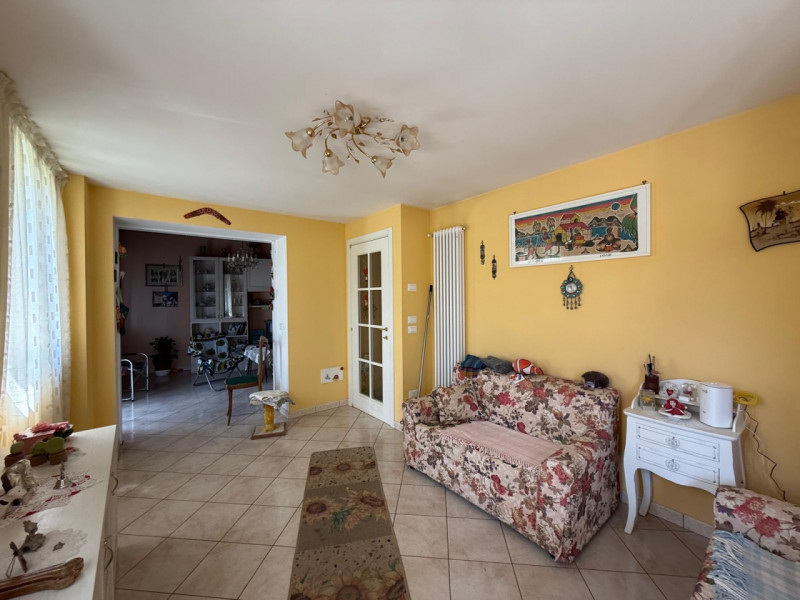 In posizione tranquilla e riservata, proponiamo in vendita casa indipendente circondata da terren...
