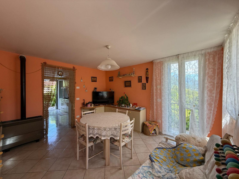 In posizione tranquilla e riservata, proponiamo in vendita casa indipendente circondata da terren...