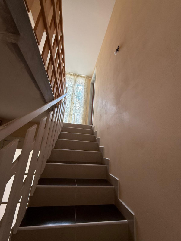 In posizione tranquilla e riservata, proponiamo in vendita casa indipendente circondata da terren...