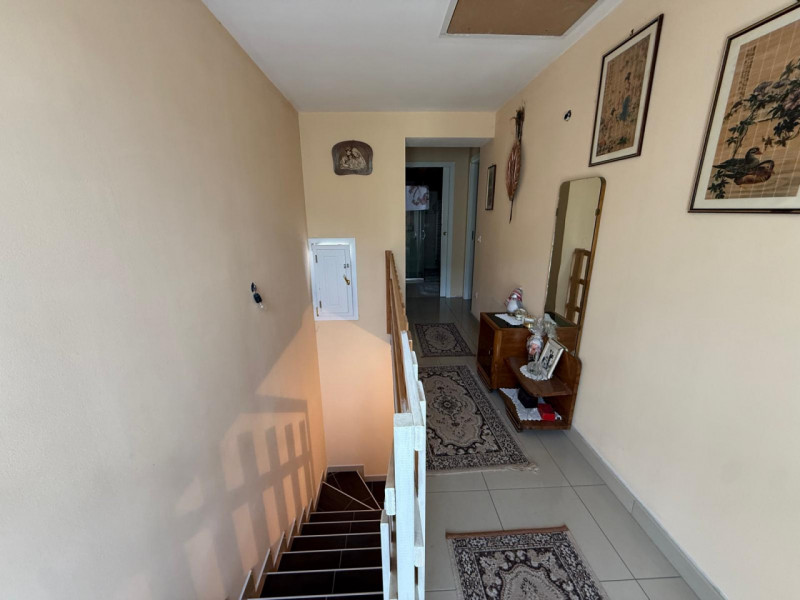 In posizione tranquilla e riservata, proponiamo in vendita casa indipendente circondata da terren...
