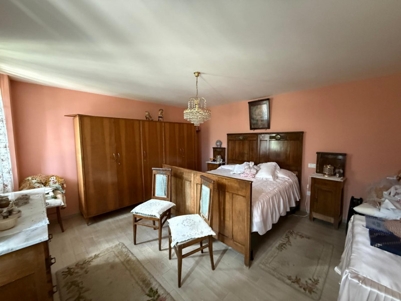 In posizione tranquilla e riservata, proponiamo in vendita casa indipendente circondata da terren...