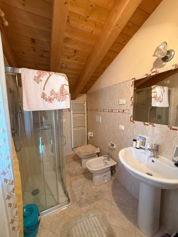 In posizione tranquilla e riservata, proponiamo in vendita casa indipendente circondata da terren...
