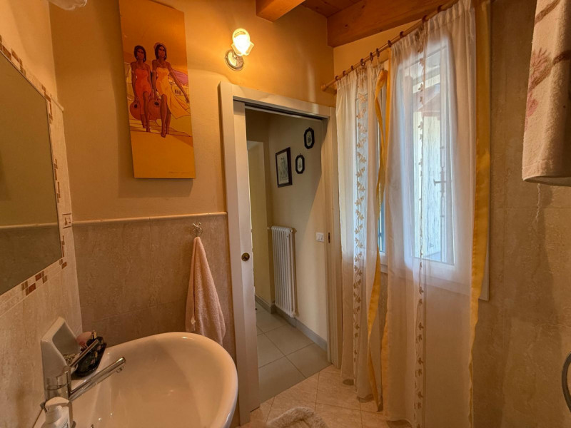 In posizione tranquilla e riservata, proponiamo in vendita casa indipendente circondata da terren...
