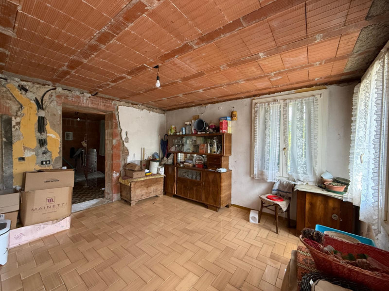 In posizione tranquilla e riservata, proponiamo in vendita casa indipendente circondata da terren...