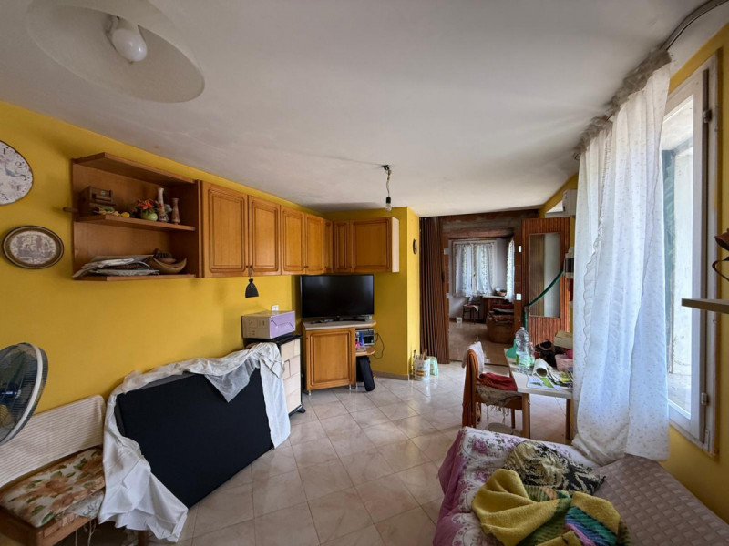 In posizione tranquilla e riservata, proponiamo in vendita casa indipendente circondata da terren...