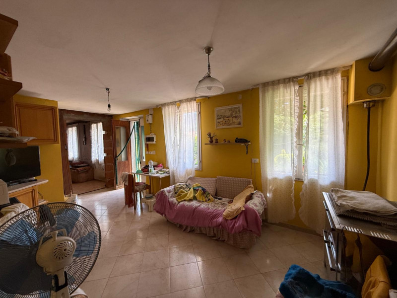 In posizione tranquilla e riservata, proponiamo in vendita casa indipendente circondata da terren...