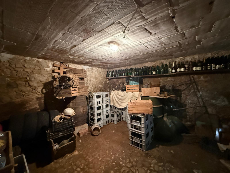 In posizione tranquilla e riservata, proponiamo in vendita casa indipendente circondata da terren...