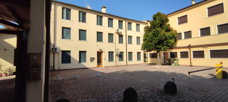 Nel cuore di Monselice, a due passi dal Duomo, questo appartamento al primo piano conquista per q...