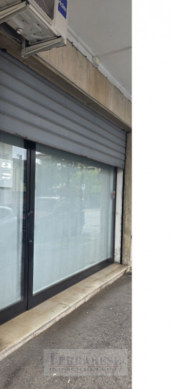 Nel cuore di PONTE DI BRENTA proponiamo in locazione un interessante LOCALE COMMERCIALE al piano ...