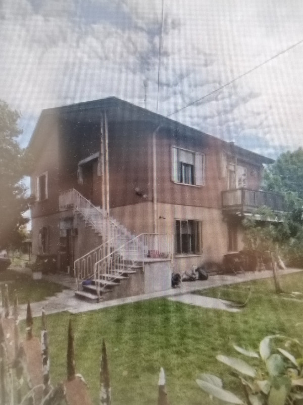 Voltabarozzo – LATERALE DI VIA ZACCO -  casa singola di MQ.  200  con giardino privato di MQ. 300...