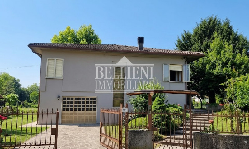 DUEVILLE - Proponiamo in vendita una casa singola da ristrutturare con giardino esclusivo e magaz...