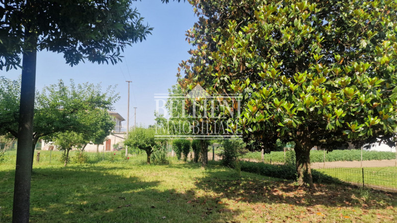 DUEVILLE - Proponiamo in vendita una casa singola da ristrutturare con giardino esclusivo e magaz...