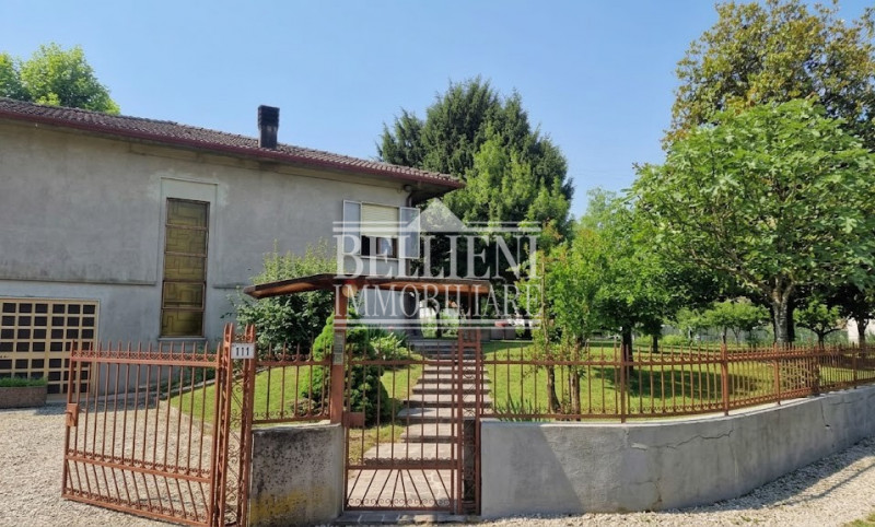 DUEVILLE - Proponiamo in vendita una casa singola da ristrutturare con giardino esclusivo e magaz...