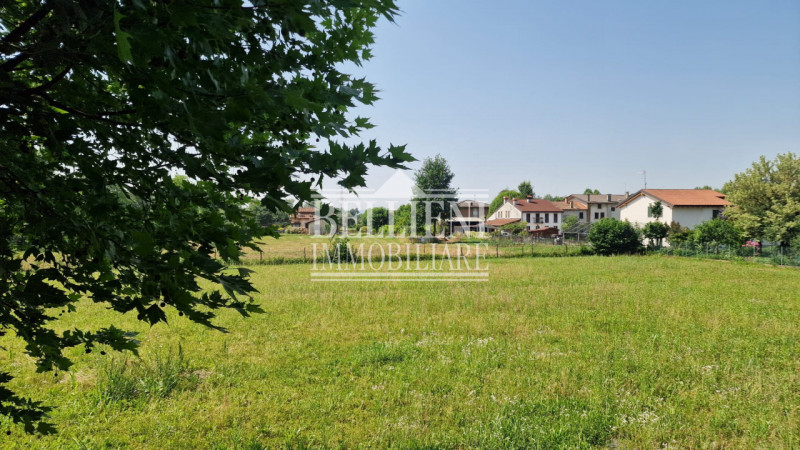 DUEVILLE - Proponiamo in vendita una casa singola da ristrutturare con giardino esclusivo e magaz...