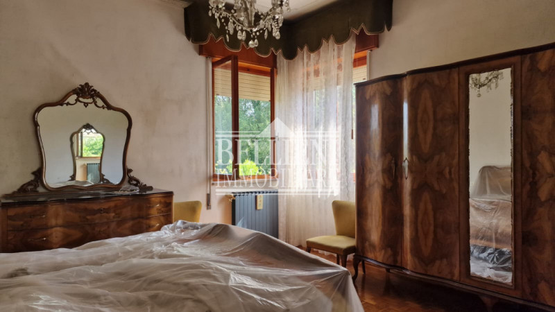 DUEVILLE - Proponiamo in vendita una casa singola da ristrutturare con giardino esclusivo e magaz...