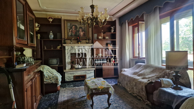 DUEVILLE - Proponiamo in vendita una casa singola da ristrutturare con giardino esclusivo e magaz...