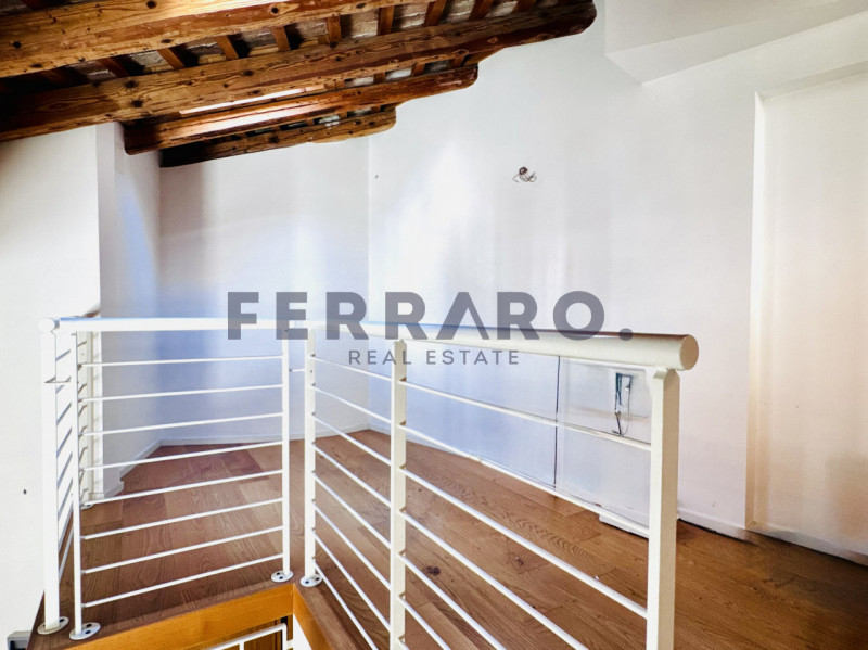 Treviso, Centro Storico, Codice YA7

Nel cuore del centro storico di Treviso, al primo piano di u...