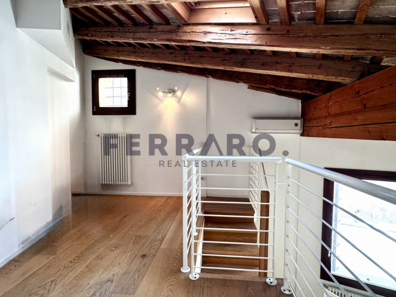 Treviso, Centro Storico, Codice YA7

Nel cuore del centro storico di Treviso, al primo piano di u...