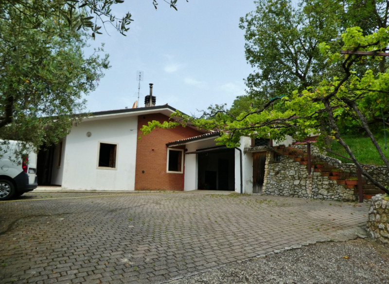 VILLETTA SINGOLA CON PISCINA E AMPIO APPEZZAMENTO DI TERRENO, IN VENDITA A POZZOLO DI VILLAGA - R...