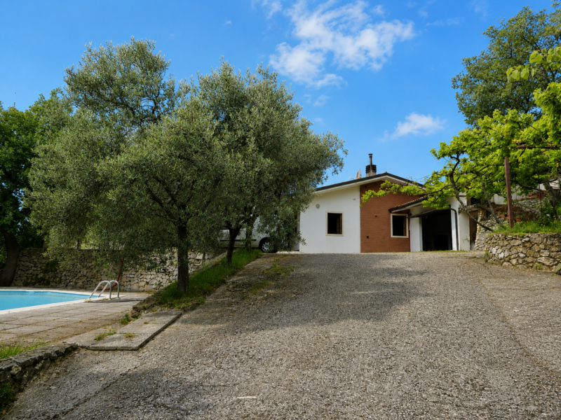 VILLETTA SINGOLA CON PISCINA E AMPIO APPEZZAMENTO DI TERRENO, IN VENDITA A POZZOLO DI VILLAGA - R...