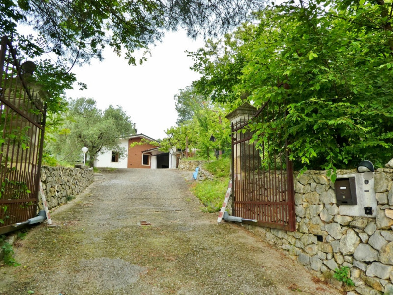 VILLETTA SINGOLA CON PISCINA E AMPIO APPEZZAMENTO DI TERRENO, IN VENDITA A POZZOLO DI VILLAGA - R...
