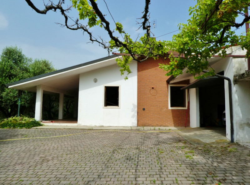 VILLETTA SINGOLA CON PISCINA E AMPIO APPEZZAMENTO DI TERRENO, IN VENDITA A POZZOLO DI VILLAGA - R...