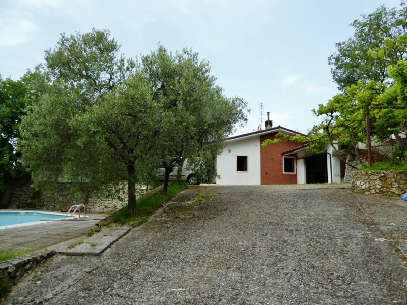 VILLETTA SINGOLA CON PISCINA E AMPIO APPEZZAMENTO DI TERRENO, IN VENDITA A POZZOLO DI VILLAGA - R...