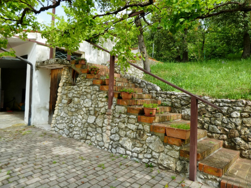 VILLETTA SINGOLA CON PISCINA E AMPIO APPEZZAMENTO DI TERRENO, IN VENDITA A POZZOLO DI VILLAGA - R...