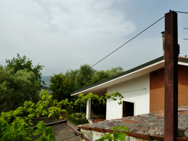 VILLETTA SINGOLA CON PISCINA E AMPIO APPEZZAMENTO DI TERRENO, IN VENDITA A POZZOLO DI VILLAGA - R...