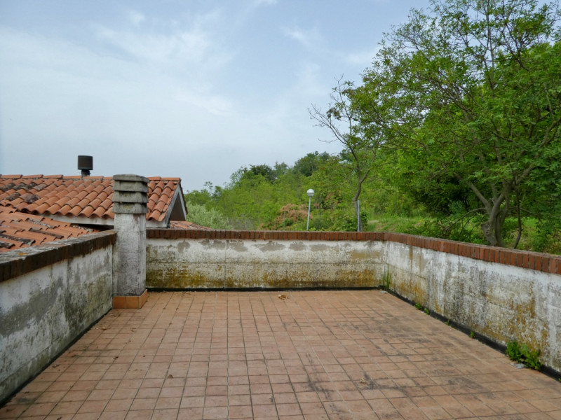 VILLETTA SINGOLA CON PISCINA E AMPIO APPEZZAMENTO DI TERRENO, IN VENDITA A POZZOLO DI VILLAGA - R...