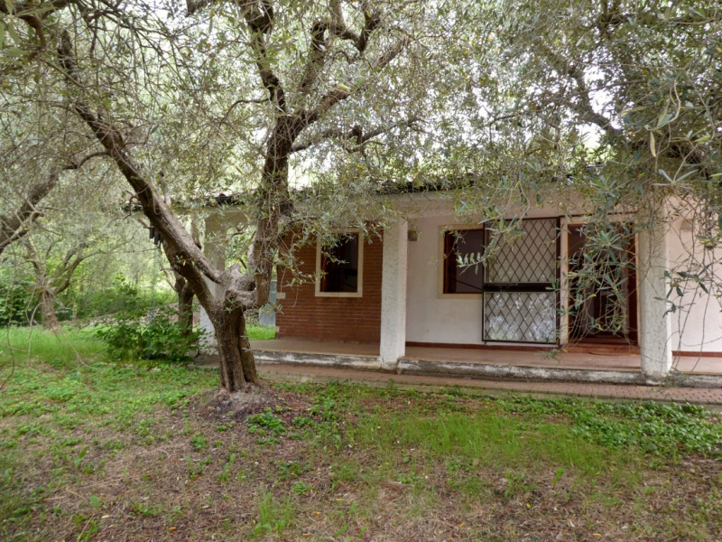 VILLETTA SINGOLA CON PISCINA E AMPIO APPEZZAMENTO DI TERRENO, IN VENDITA A POZZOLO DI VILLAGA - R...