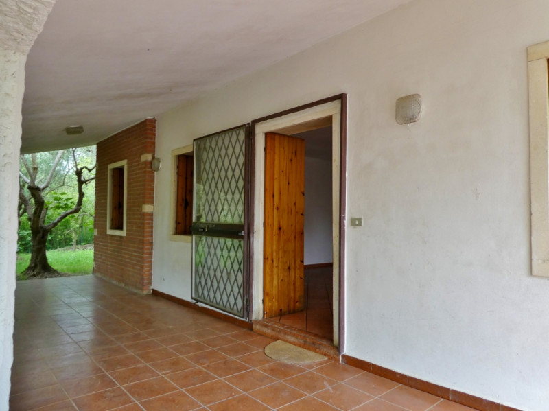 VILLETTA SINGOLA CON PISCINA E AMPIO APPEZZAMENTO DI TERRENO, IN VENDITA A POZZOLO DI VILLAGA - R...