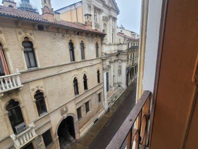 AFFITTIAMO ELEGANTE BICAMERE NEL CUORE DEL CENTRO STORICO, a soli 100 metri da Piazza dei Signori...