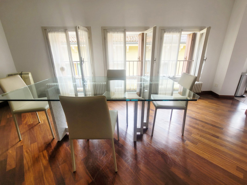AFFITTIAMO ELEGANTE BICAMERE NEL CUORE DEL CENTRO STORICO, a soli 100 metri da Piazza dei Signori...