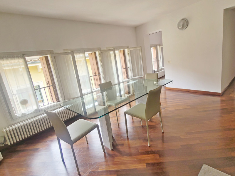 AFFITTIAMO ELEGANTE BICAMERE NEL CUORE DEL CENTRO STORICO, a soli 100 metri da Piazza dei Signori...