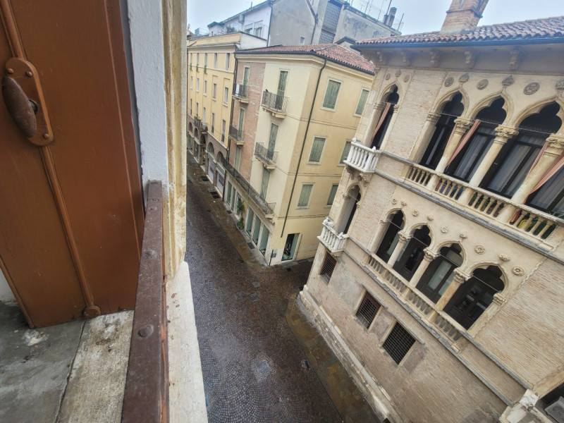 AFFITTIAMO ELEGANTE BICAMERE NEL CUORE DEL CENTRO STORICO, a soli 100 metri da Piazza dei Signori...