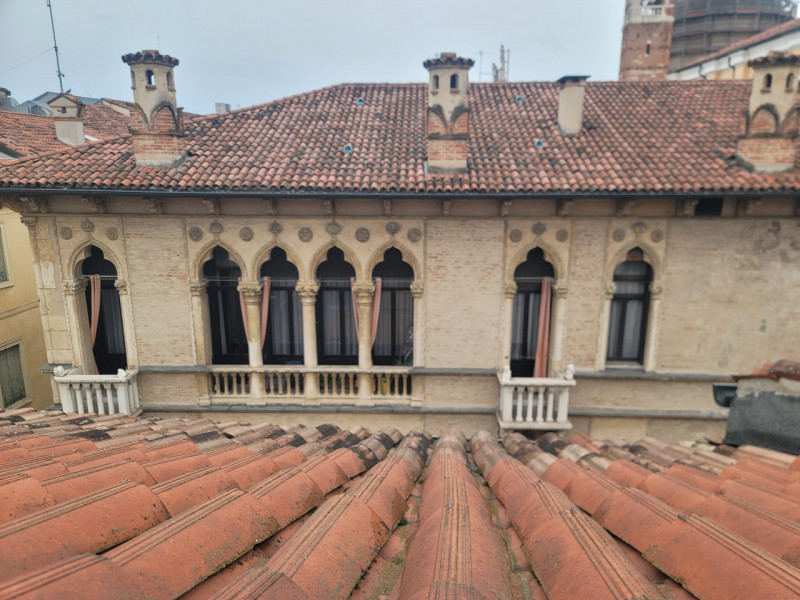 AFFITTIAMO ELEGANTE BICAMERE NEL CUORE DEL CENTRO STORICO, a soli 100 metri da Piazza dei Signori...