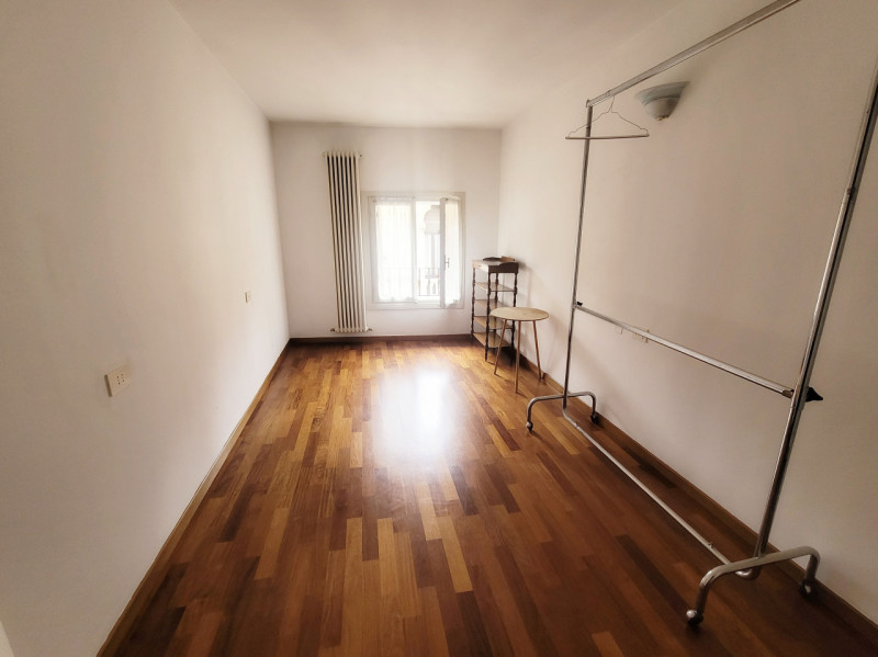 AFFITTIAMO ELEGANTE BICAMERE NEL CUORE DEL CENTRO STORICO, a soli 100 metri da Piazza dei Signori...