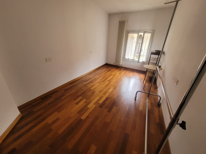 AFFITTIAMO ELEGANTE BICAMERE NEL CUORE DEL CENTRO STORICO, a soli 100 metri da Piazza dei Signori...