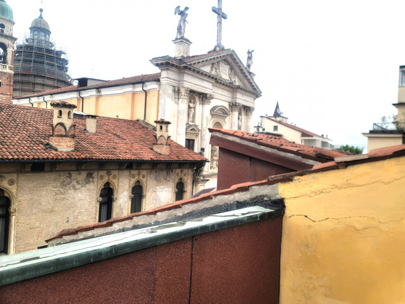 AFFITTIAMO ELEGANTE BICAMERE NEL CUORE DEL CENTRO STORICO, a soli 100 metri da Piazza dei Signori...